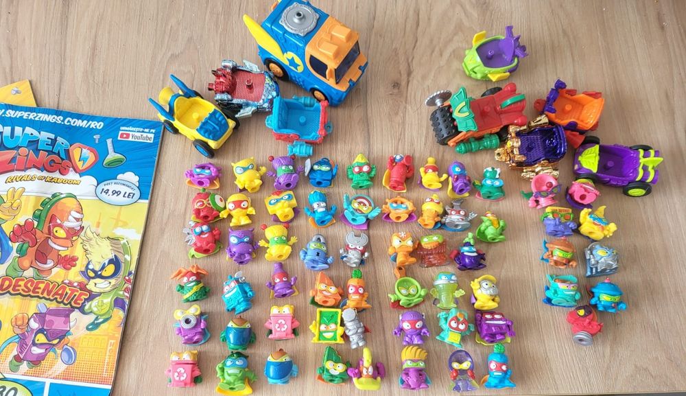 Superzings lot 40 figurine, 10 masinute si 2 reviste