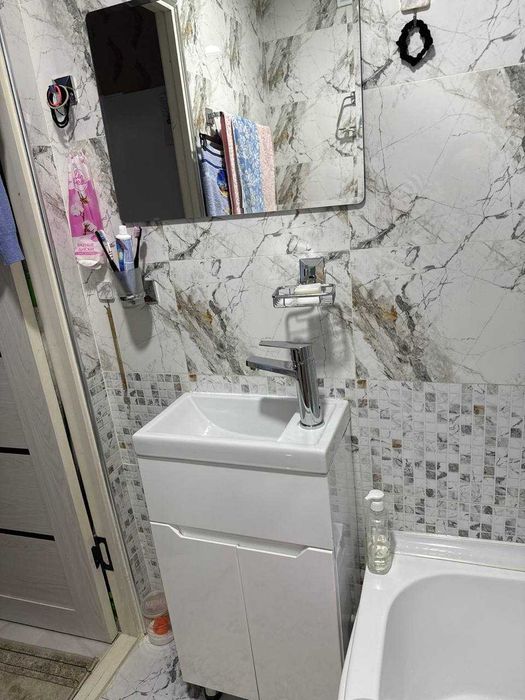 Продаю квартиру Яшнабадский р-н Авиасозлар-4 Кирпич 1-ком быв.общ 3-эт