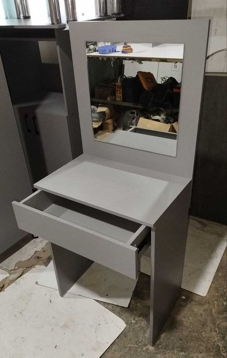 Туалетный столик, трюмо, зеркало.