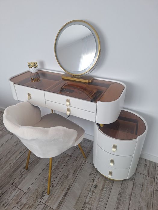 Masa machuaj cu oglinda,scaun ,nefolisita noua.Sunati pe whasap.