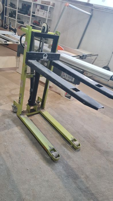 Продавам Хидравличен повдигач Pramac Lifter.