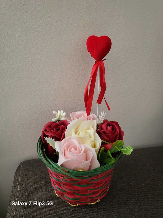 Кутии, кошнички и кашпи с рози от пластичен сапун