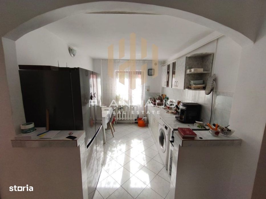 Apartament spațios cu 2 intrări, curte privată – 81 mp utili – la 50 m