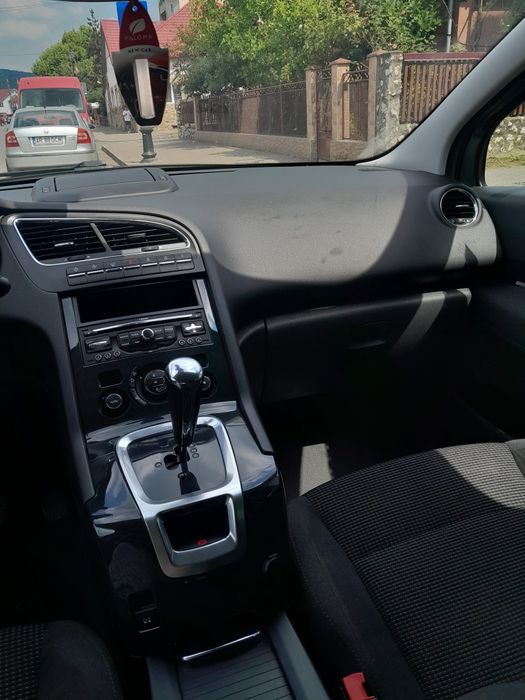 Vând Peugeot 5008