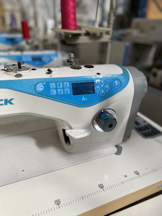 Mașina de cusut liniara automata JACK A4