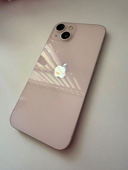 Телефон iPhone 13