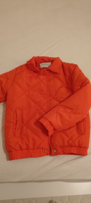 Яке бомбър момиче