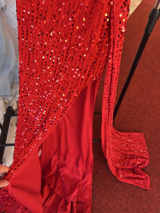 Елегантна рокля, носена само веднъж