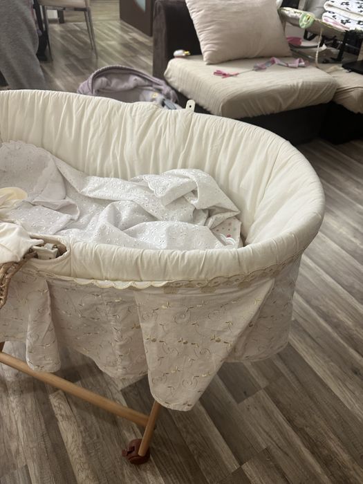 Плетен кош за бебе , със стойка на колела