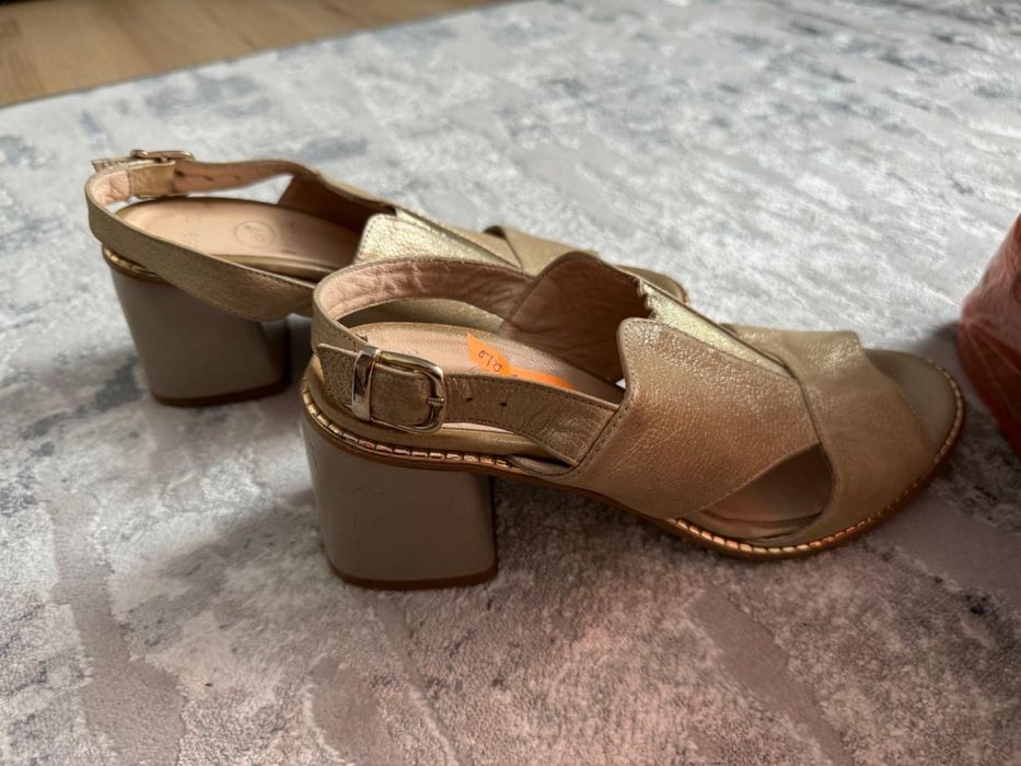 Кожаные обуви босоножки