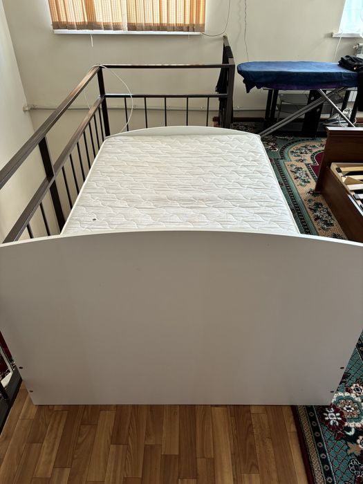 Кроват с матрасом