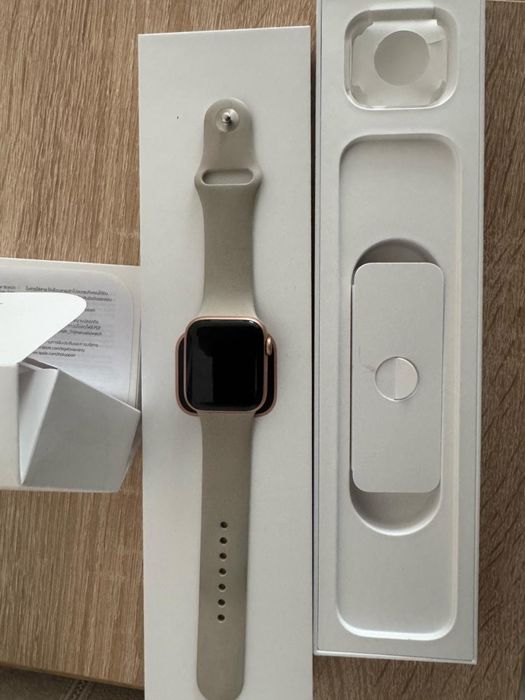 Продам часы Apple watch SE