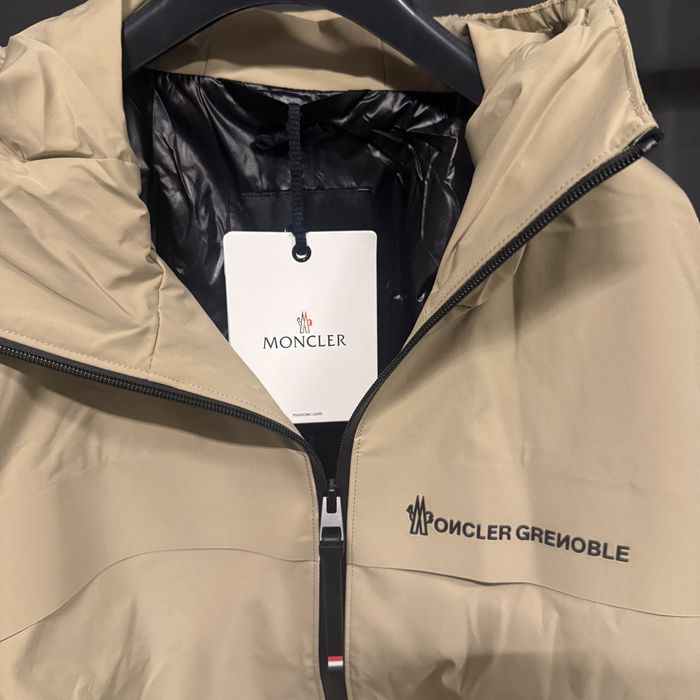 Vând geacă Moncler Grenoble