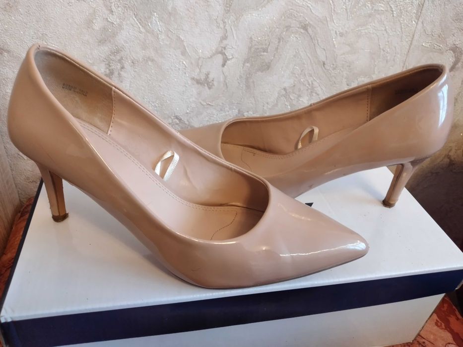 Продавам луксозни дамски обувки и жълто сабо.