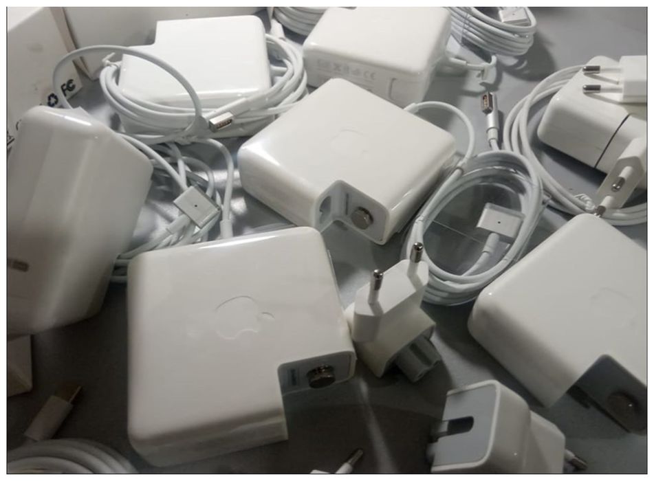 на MacBook 60W - зарядка, блок питания.