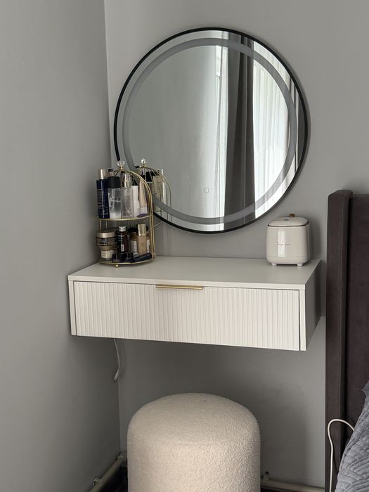 Трюмо , зеркало , пуфик