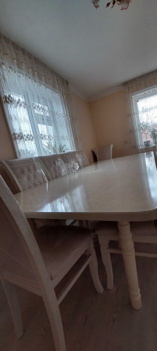Большой белый стол со стульями на 12 человек