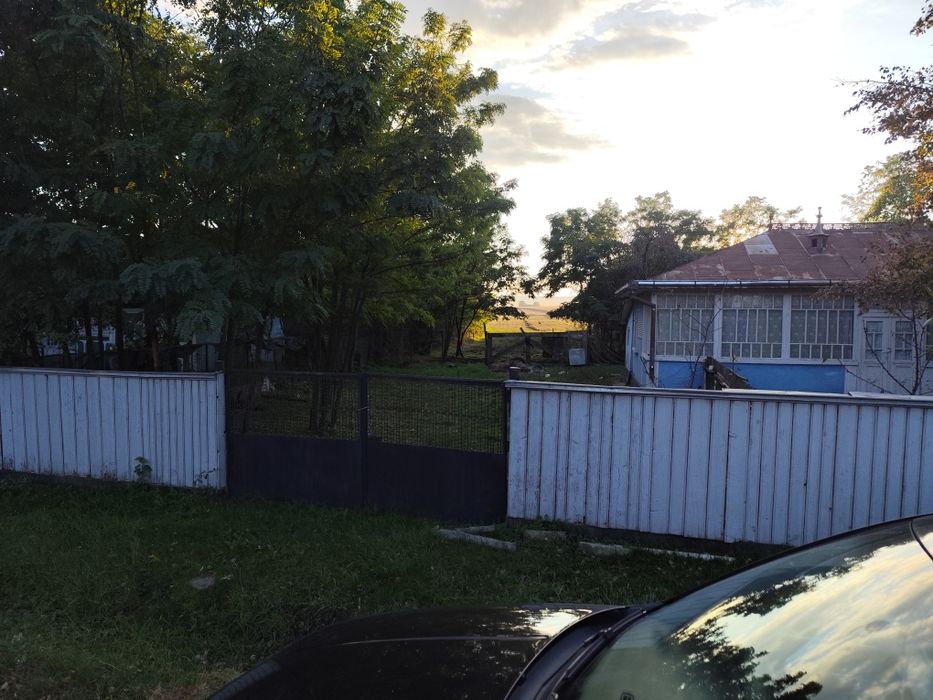 De vânzare teren și casa.
