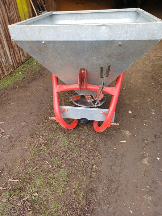 Mașină de înprăștiat îngrășăminte