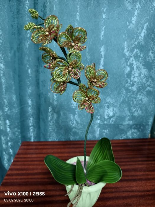 Продам цветы из бисера-Орхидеи.