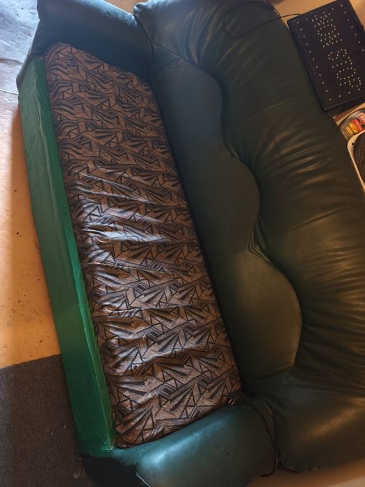 Vând canapea  extensibila imitație piele verde  cu saltea inclusa !
