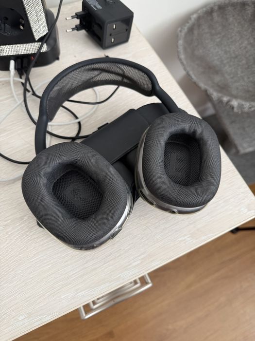 продам наушники Apple Airpods Max