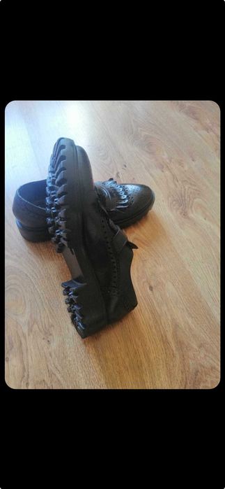 черни кожени обувки