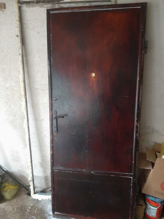 Продам металлическую дверь.б/у.35000т.