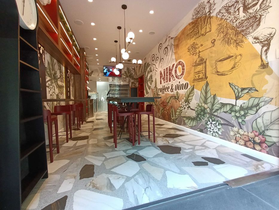 бар столове, споделена маса, дървени шкафове