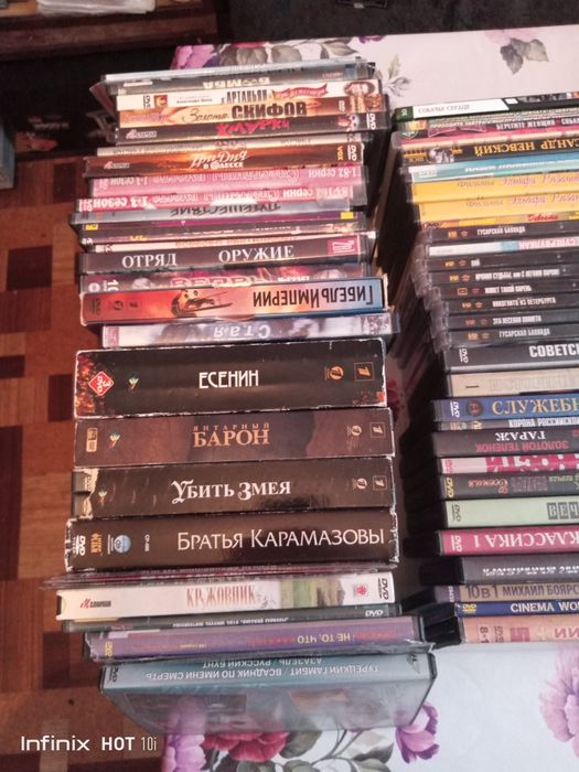 ДВД диски бу много.