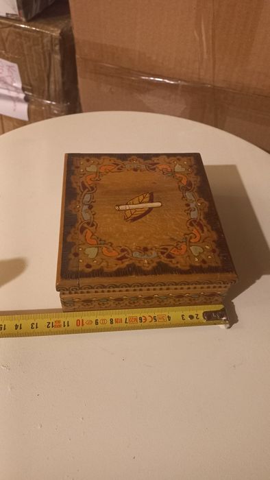 Стара дървена кутия