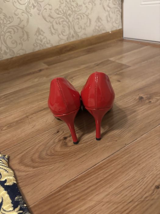 Модные красные  туфли