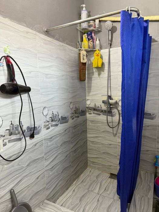 Srochno Sirdaryo tuman 3 xona Kamariston yangi uylarda Uy sotiladi