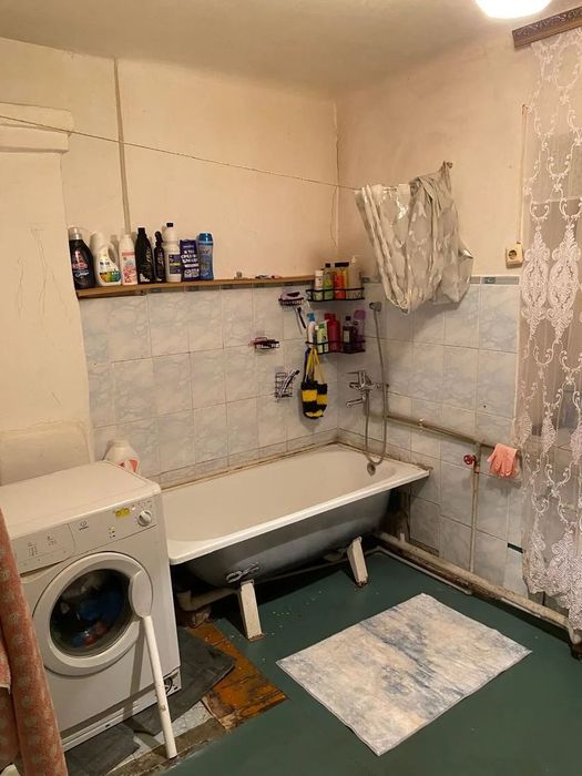 Продаю дом во дворе гараж
