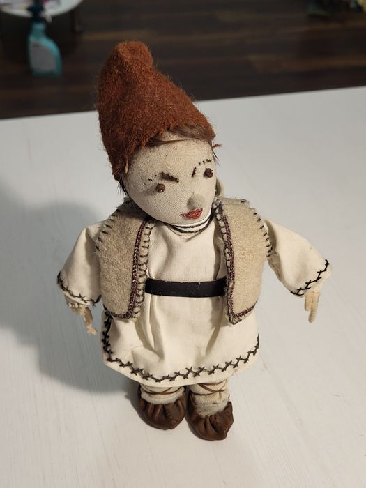 Păpușă tradițională românească artizanală, îmbrăcată într-un costum popular stilizat,  anii 60 - 80