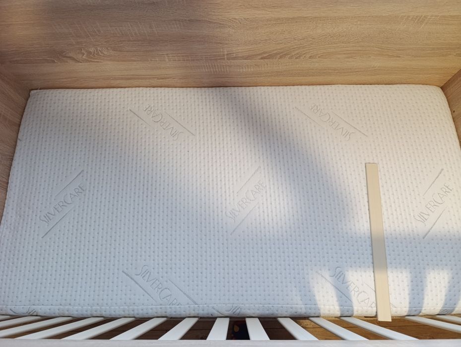 Кошара с люлеещ механизъм и матрак