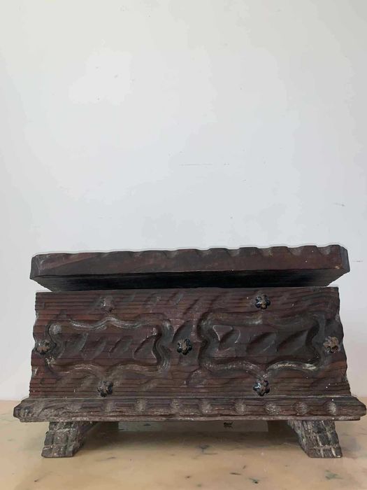Mini cufar din lemn masiv sculptat manual