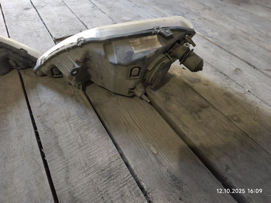 Продам два комплекта фар на лада Ларгус