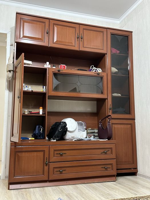 шкаф с стекляными полками