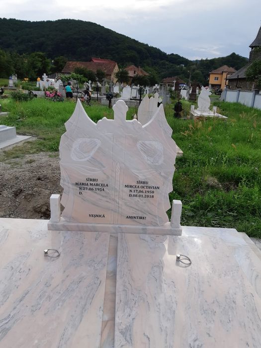 Cruci de marmură, monumente funerare