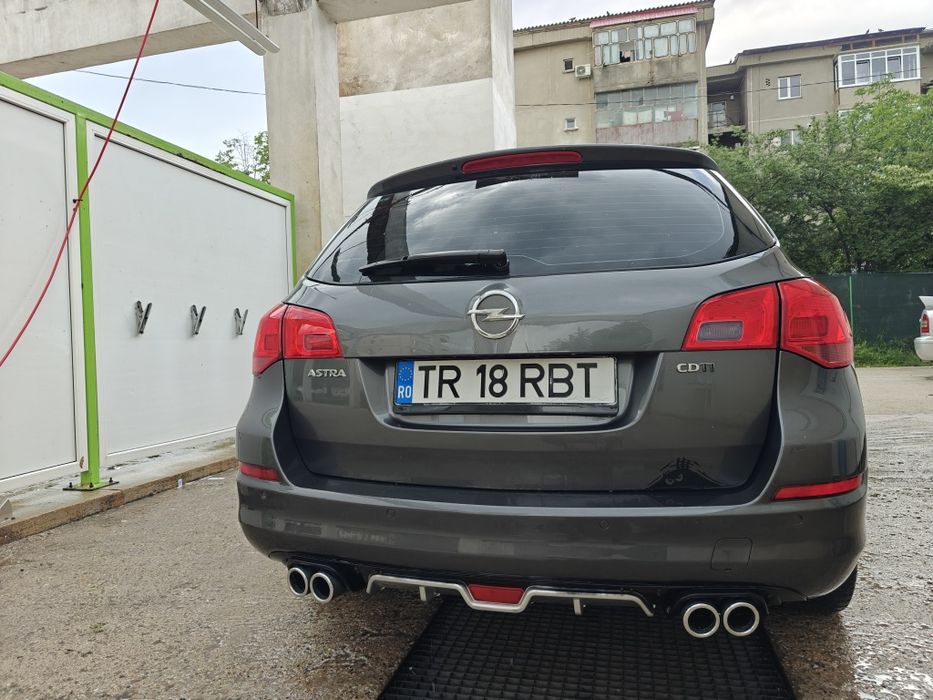 Vând Opel Astra J sport tourer 1.7  2011
