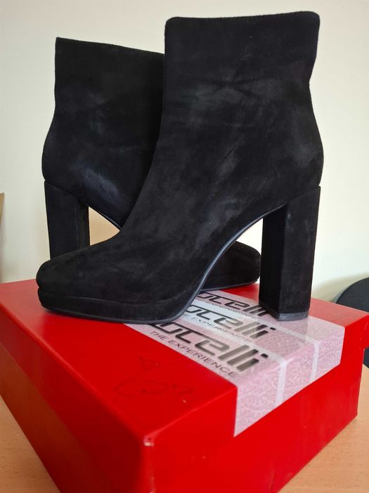 Нови черни боти от естествен велур, номер 39