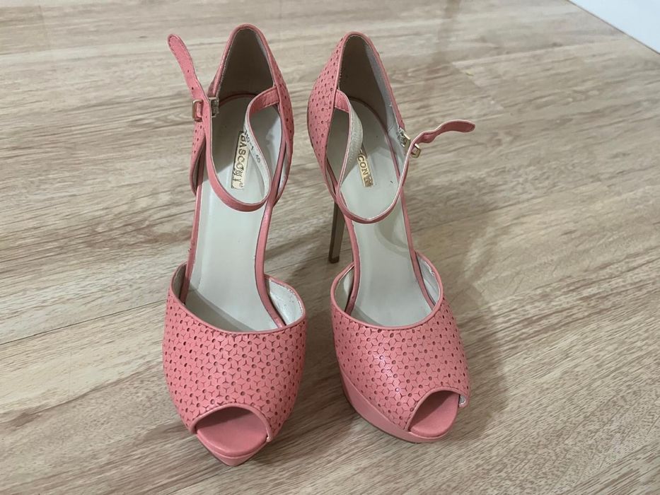 Женская обувь в отличном состояние