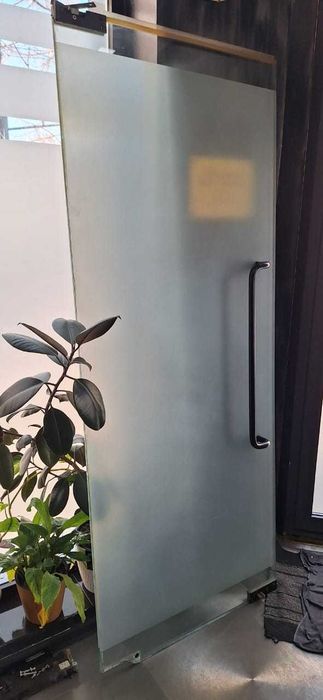 Дверь стеклянная