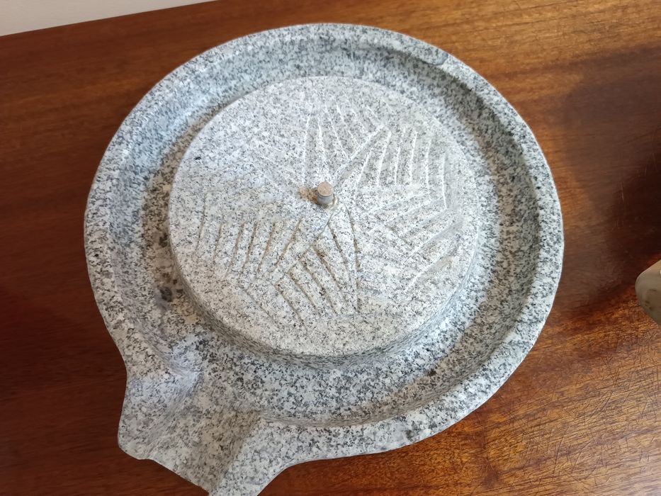 Мельница каменная, жернова