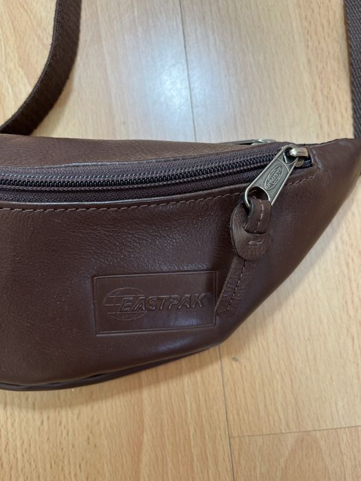 Eastpak кожена чанта за кръст