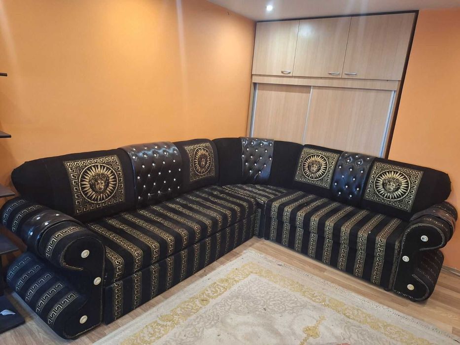 Запазен ъглов диван