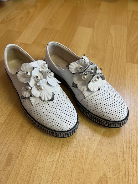 Продам лоферы женские