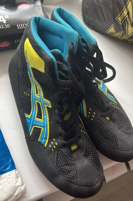 борцовки ASICS модель Cael V6.0 — чёрные с синим и жёлтым.