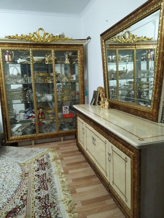 Витрины, столы и стулья